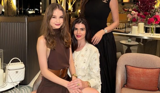 Imagine Stire Cu ce și-a umplut Irina Columbeanu bagajul când a plecat din România: „Pentru ciorbele lui mami”. Monica Gabor i-a spus ce să-i aducă | 2review.ro