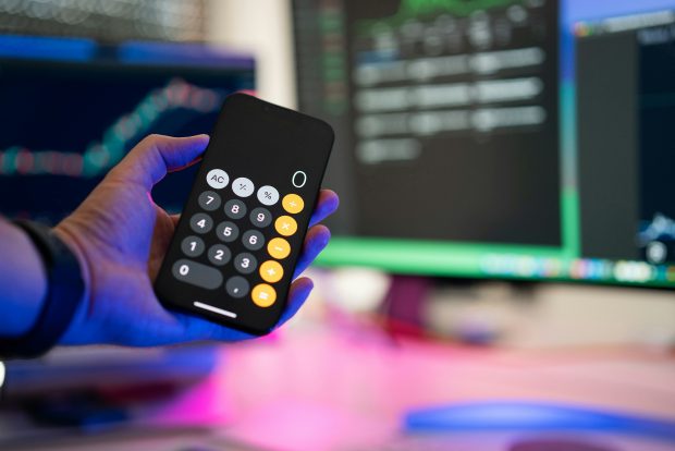 Sondaj eJobs – 76% dintre dintre participanții la cel mai recent sondaj eJobs au fost afectați semnificativ de creșterile de prețuri din ultima perioadă. Cel mai mare impact l-au avut scumpirile la utilități, alimente și combustibil