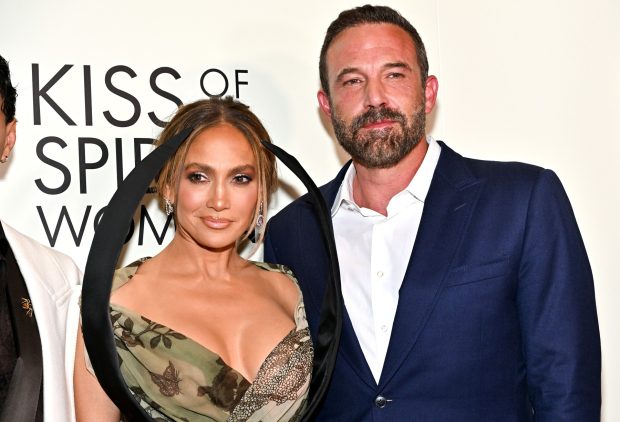 Imagine Stire Cum a apărut Jennifer Lopez alături de Ben Affleck, după divorț. Au pozat zâmbitori, iar artista a avut un mesaj pentru fostul soț | 2review.ro