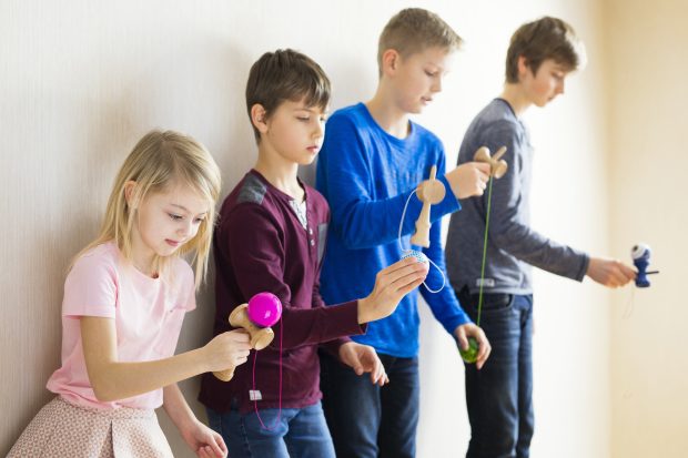 Kendama ar putea fi interzisă în școli. Jocul care a creat isterie printre copii dă dependență și poate deveni armă albă