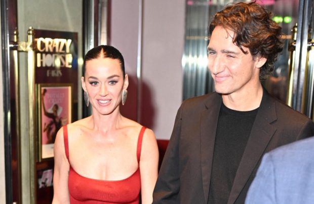 Imagine Stire Katy Perry, sărut tandru cu Justin Trudeau. Cântăreața nu l-a uitat nici pe Orlando Bloom, fostul iubit alături de care are o fetiță | 2review.ro