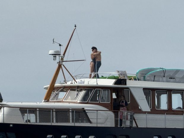 Imagine Stire Justin Trudeau, în tandrețuri cu o artistă celebră. Au fost surprinși pe iaht în timp ce se sărutau | 2review.ro
