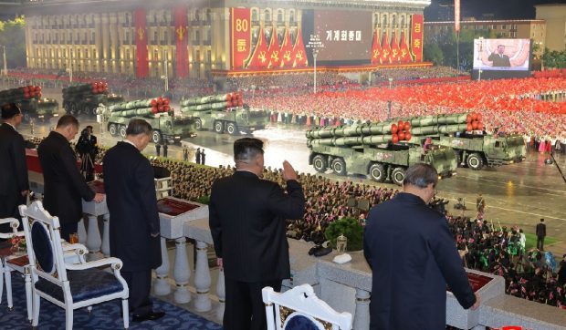 Kim Jong-un prezintă o nouă armă hipersonică și un ICBM modernizat la parada de la Phenian