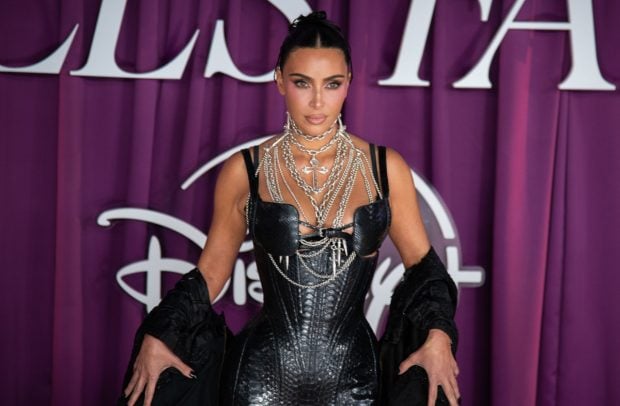 Kim Kardashian își arată silueta în lenjerie transparentă de ziua ei de naștere.