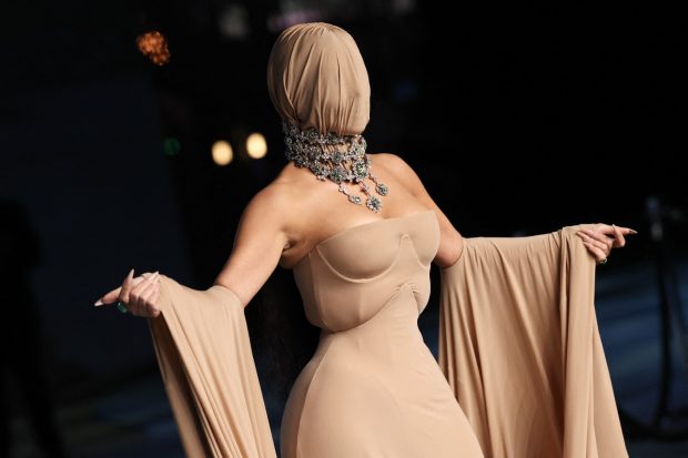 Imagine Stire Kim Kardashian șochează cu ținuta bizară purtată la Academy Museum Gala 2025. Cine i-a creat rochia cu mască nude, care i-a acoperit fața | 2review.ro