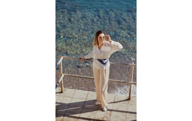 Cum să porți pantaloni eleganți fără să pari prea formală