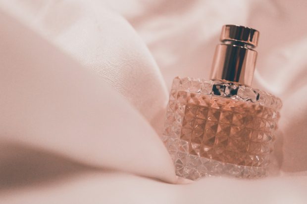 Cum alegi parfumul care nu dispare după 10 minute în sezonul rece?