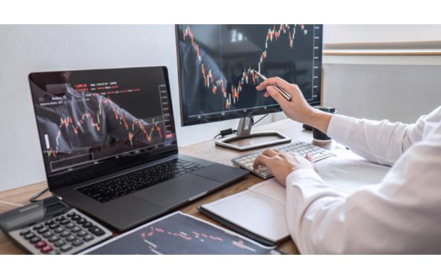 De la birou la bursă: generația tânără din România descoperă day trading-ul. 