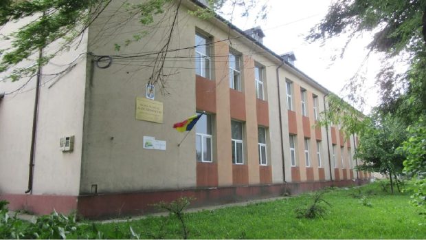 O profesoară de biologie din Iași este acuzată că face videochat în timpul liber: „Se știe de câteva zile, așa susțin elevii”