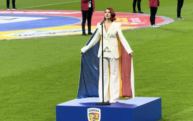 Imagine Stire Cine i-a creat Lidiei Buble ținuta la meciul România – Moldova. A intonat imnul îmbrăcată într-o pelerină cu steagul țării | 2review.ro