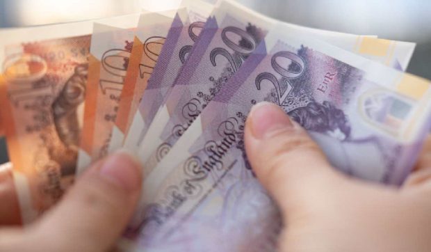 Aproximativ 500.000 de lucrători din Marea Britanie, inclusiv români angajaţi acolo, vor primi o majorare salarială semnificativă