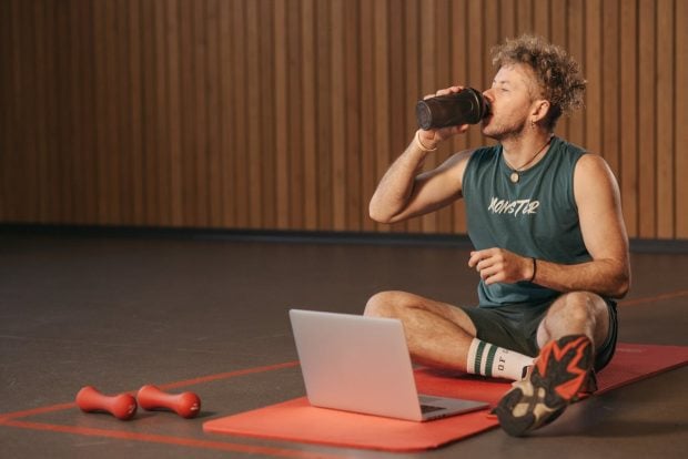 Lista de cumpărături cu suplimente pentru sportivi de Black Friday – ce merită să pui pe listă în 2025 și peste ce poți să sari
