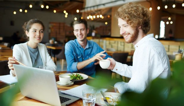 Noul concept care prinde contur în România vine din SUA și îi invită pe tineri la lectură în restaurante. Primul invitat, Cristian Preda: „De ce iubim dictatorii?”