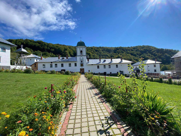 Cum era să scape cu achitare Prea Cuviosul Nicodim, după ce a violat doi frați minori. Orgiile sexuale de la Mănăstirea Frăsinei 