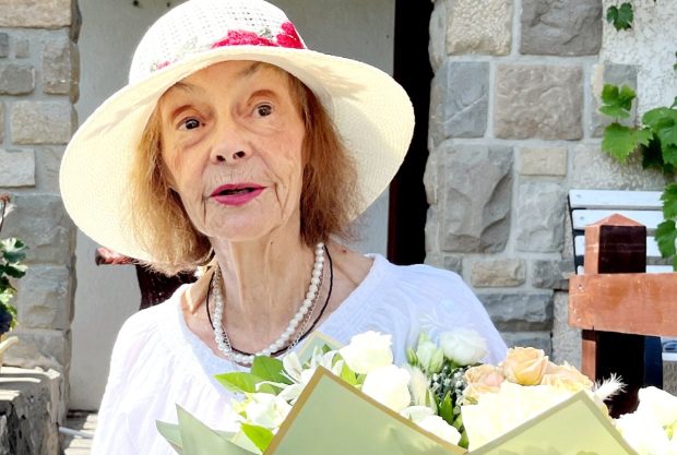 Imagine Stire Marina Voica, afectată de criza apei din Prahova. Artista locuiește la Breaza de peste 20 de ani. „Disperată sunt. Au externat bolnavii” | 2review.ro