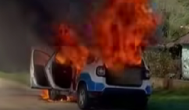 Doi polițiști din Sălaj au răspuns la un apel 112 și le-a luat foc mașina când au ajuns la fața locului