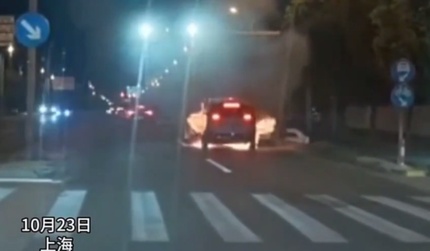 O mașină electrică a luat foc din senin pe stradă, în China, și a ars complet în mai puțin de un minut