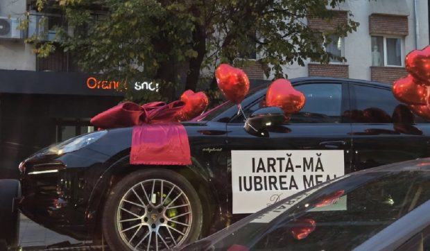 În Cluj, o mașină decorată cu baloane roșii i-a pus pe jar pe șoferi: „A călcat grav pe bec”