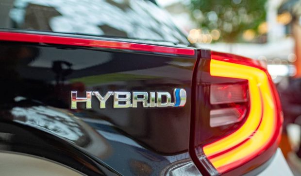 Unu din trei români visează la o mașină hibrid, în timp ce preferințele pentru diesel, electric sau benzină sunt în scădere