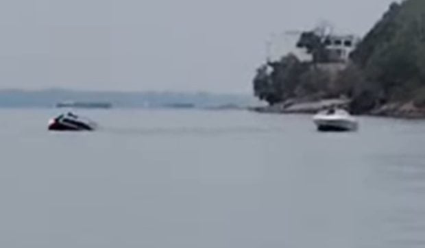 O mașină a fost înghițită de Dunăre, la Zimnicea, din cauza neatenției | VIDEO