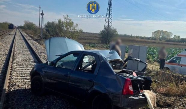Mașină spulberată de un tren de călători, în Găești, Dâmbovița. Traficul feroviar a fost oprit