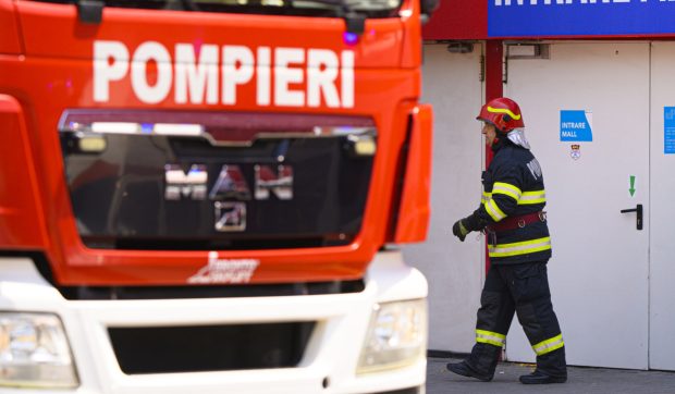 Patru mașini au ars într-o parcare din Ploiești. De la ce a pornit focul