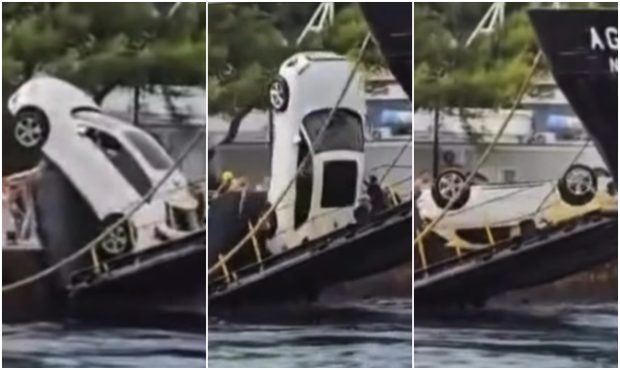 Mașina unei familii, cu roțile în sus în timpul debarcării de pe feribot. Rampa a cedat în portul Procida, Italia