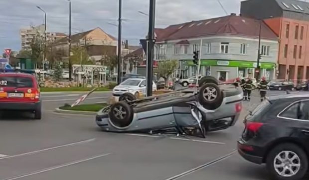 Volkswagen, cu roțile în sus, pe un bulevard din Oradea. Cum s-a întâmplat accidentul
