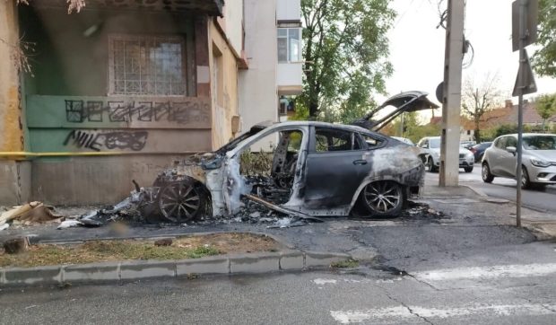 Mașină de lux din Craiova, incendiată intenționat. Proprietarul e un sportiv SCM și antrenor de fitness