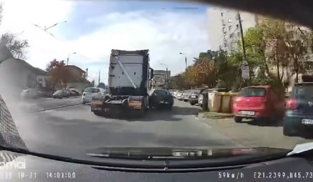 Momentul în care un TIR agață o mașină și o târăște zeci de metri pe șosea, în Timișoara