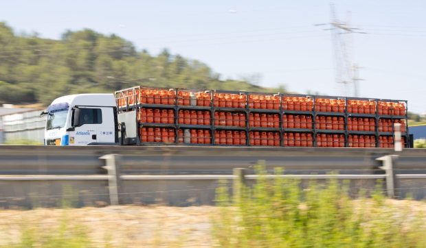 O platformă care transporta butelii s-a răsturnat în Dobra, județul Dâmbovița. Pericol de explozie, a fost stabilit un perimetru de siguranță