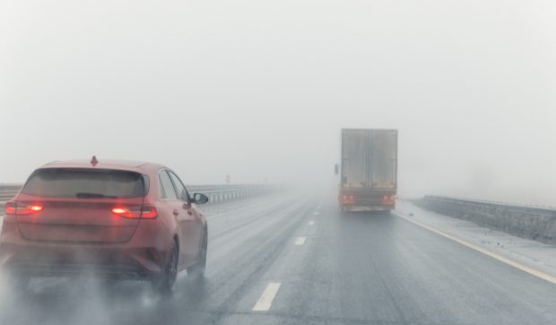 Cum să conduci în siguranță pe timp de ceață: cinci reguli esențiale pentru șoferi