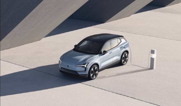 Volvo va plăti curentul clienților săi pentru mașinile electrice, începând din Suedia și extinzându-se în Europa