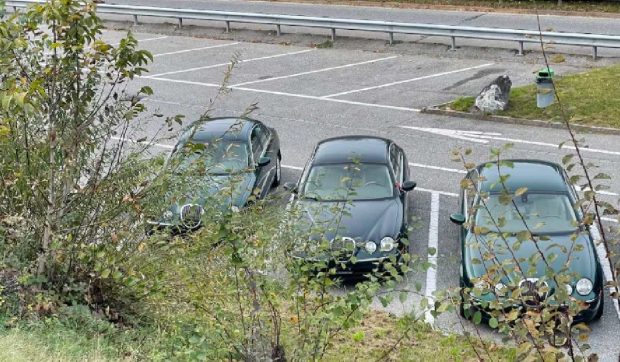 Trei mașini Jaguar, dispărute misterios după luni de abandon, au apărut din nou. Poliția nu are nicio explicație