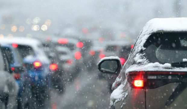 Cinci articole pe care orice șofer trebuie să le aibă în mașină pe vreme rea