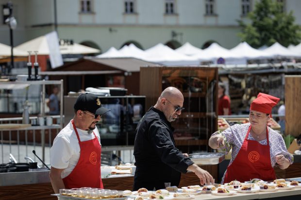 Imagine Stire MasterChef 20 octombrie 2025. Concurenții părăsesc bucătăria de la Pro Tv și ajung într-un loc special. „Nu e bine să-ți iei oamenii buni lângă tine” | 2review.ro