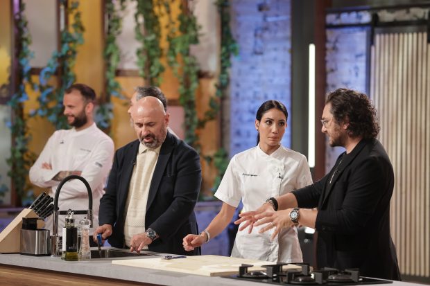 Imagine Stire MasterChef România, 28 octombrie 2025. Concurenții au gătit pietre, iar jurații au reacționat: „S-a blocat creierul efectiv” | 2review.ro