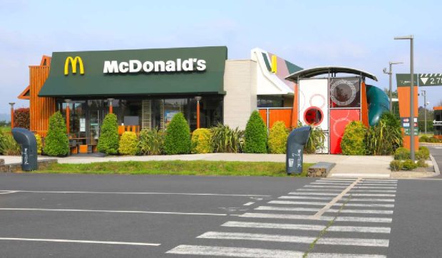 Un hoț a furat casa de marcat de la un restaurant McDonald’s, dar a scăpat-o când încerca să fugă