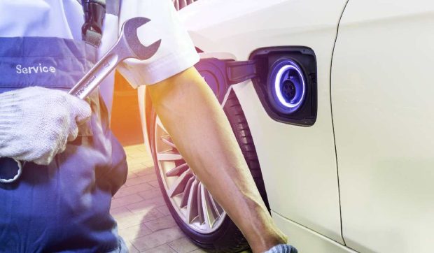 Creșterea pieței de vehicule electrice pune presiune pe service-uri și furnizorii de piese: întreținerea este mai simplă și mai ieftină