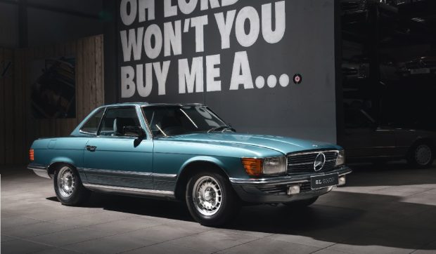 Un Mercedes 500 SL din 1982, care n-a circulat niciodată și n-a fost înmatriculat după ce a fost cumpărat, a fost descoperit ascuns și în stare impecabilă