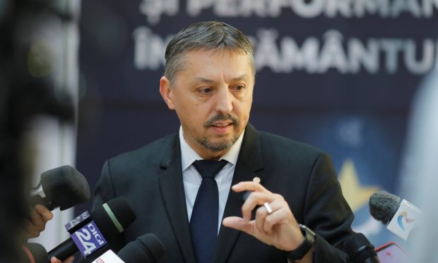 Daniel David a susținut la un eveniment internațional că România se angajează să protejeze profesorii în fața măsurilor de austeritate