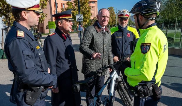 Ministrul Gerhard Karner a prins un șofer de moped tunat care gonea prin Viena: „Trebuie să acționăm acum!”