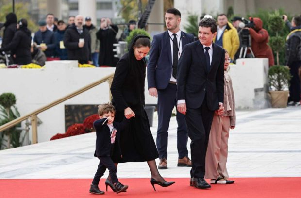 Mirabela Grădinaru, în negru din cap până în picioare la sfințirea Catedralei Mântuirii Neamului. Ce a purtat pe cap partenera lui Nicușor Dan
