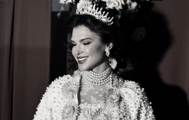 Imagine Stire Monica Bîrlădeanu s-a transformat în Regina Maria la gala Andreei Marin. Apariția spectaculoasă a actriței: „Divină” | 2review.ro