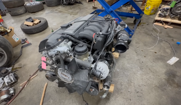Un mecanic a dezasamblat un motor de BMW la un an după ce a fost inundat, pentru a vedea dacă mai poate folosi ceva din el