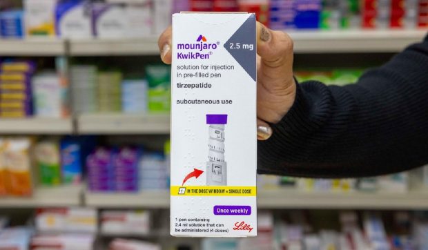 După un an de injecții pentru slăbit, o mamă supraponderală a ajuns pe masa de operație