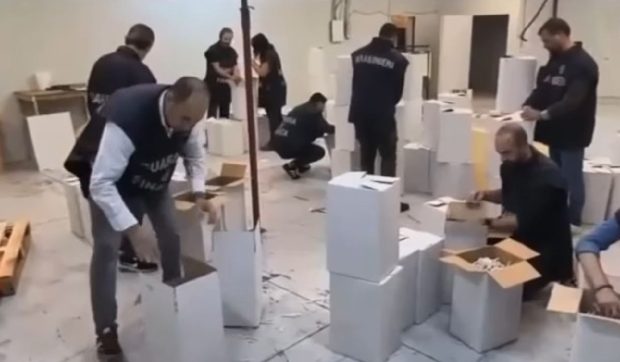 Muncitori ținuți ca sclavi de traficanți români de țigări, în Italia. Captură uriașă de tutun în hale din Torino