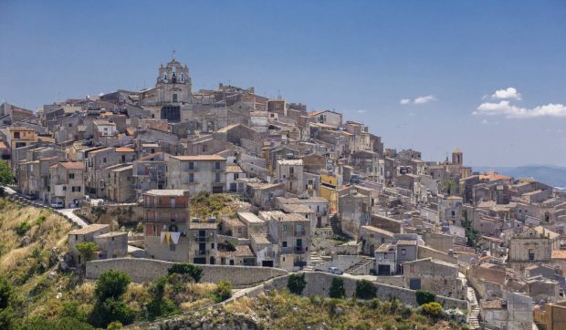 Orașul din Europa cu locuitori din 18 țări, unde o casă costă mai puțin decât o cafea