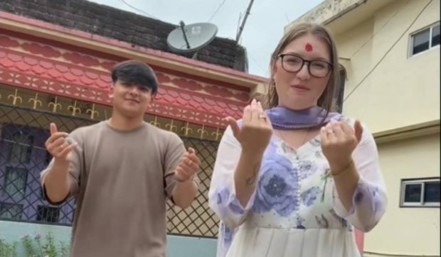 Momentul în care un nepalez care lucrează în România începe să danseze pe manele cu soția în țara natală: „Este mai român ca mine”