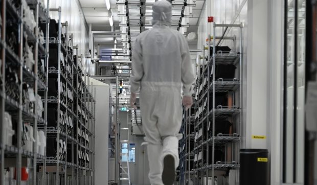 Guvernul olandez a preluat de urgență controlul unei companii chineze de microcipuri